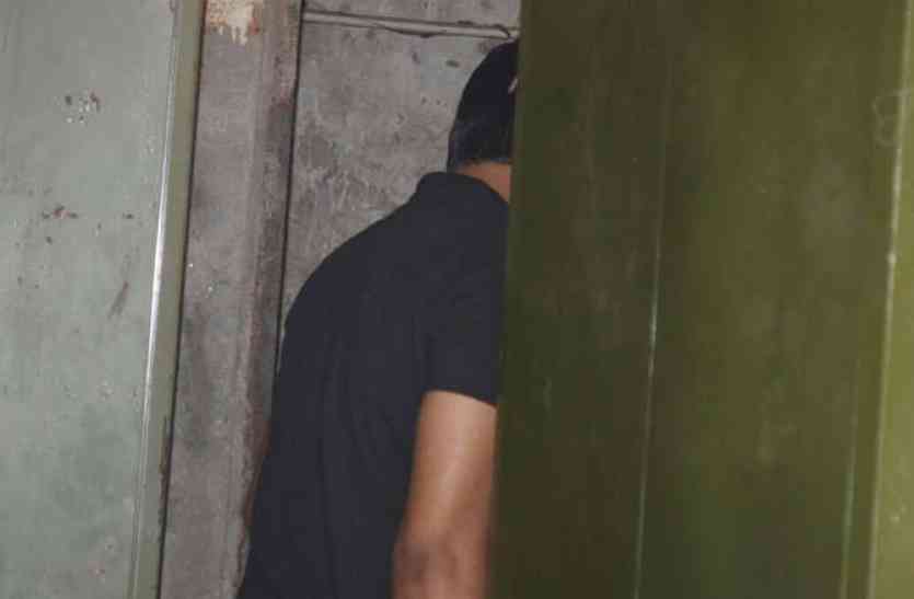 Ladies Washroom मॉल के बाथरूम में लड़कियों के साथ रोज करता था ये हरकत, पता चला तो उड़े सबके होश