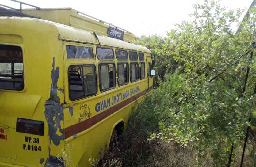 dumpper-collides-school-bus-filled-with-children बच्चों से भरी स्कूल बस को डंपर ने मारी टक्कर
