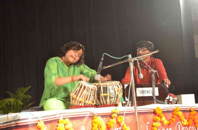 Tabla maestro rimpa shiva performance in ajmer बिजली की तरह थिरकीं तबले पर अंगुलियां, श्रोताओं के मुंह से निकला वाह उस्ताद