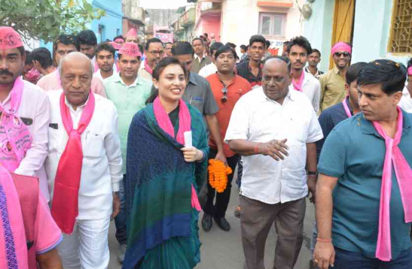 विधायक अमित जोगी की पत्नी ऋचा जोगी आज कोरबा प्रवास पर रहीं अधिकार यात्रा : जोगी भईया ले कम नई हे, ऐ ह ओकर बहू हे