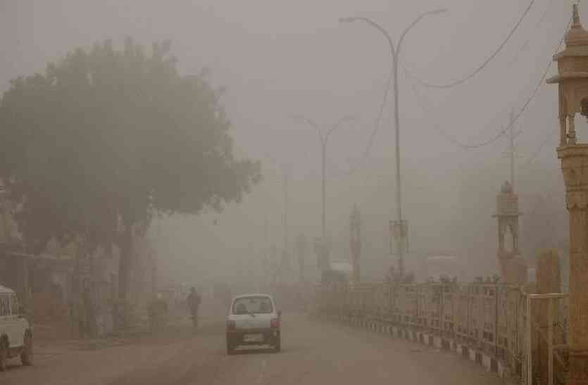 Poisonous fog in Jaipur Weather in Jaipur Smog in Rajasthan Trains late सावधान! राजधानी के नजदीक पहुंचा जहरीला कोहरा, आम जनजीवन के साथ ही ट्रेनों की रफ्तार भी थमी