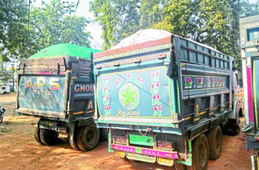 Action on illegal mining mines शर्मा बंधु की खदान पर दस घंटे चली कार्रवाई, खाली-भरे 12 डंपर जब्त