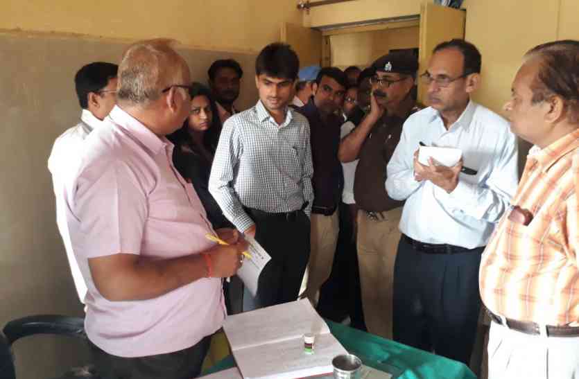 Dynamic Inspection of DM डीएम के औचक निरीक्षण से मचा हडकंप, लापरवाह कर्मचारियों पर गिरी गाज