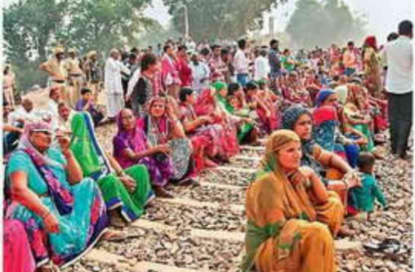 Protest घने कोहरे में रेलवे ट्रैक पर ट्रक की चपेट में आने से महिला की मौत, लोगों ने लगाया जाम