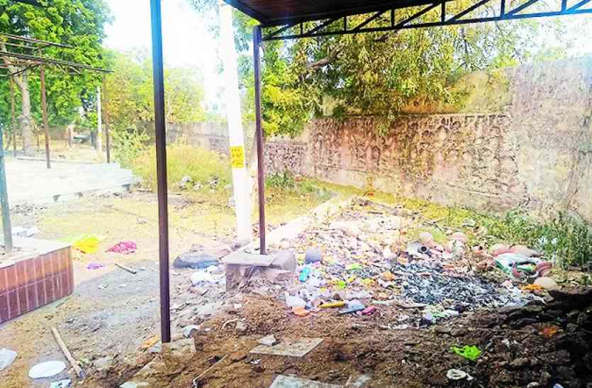 Kshavpura's Muktidham, Bad condition, UIT Administration, Municipal Administration, Development of Mukti Dhams, Muktiddham Complex, Inauguration, Dirt, Kota, Kota Patrika, Kota Patrika News, Rajasthan Patrika बदहाली से अटा पड़ा मुक्तिधाम, शव जलाने को भी तलाशनी पड़ती जगह