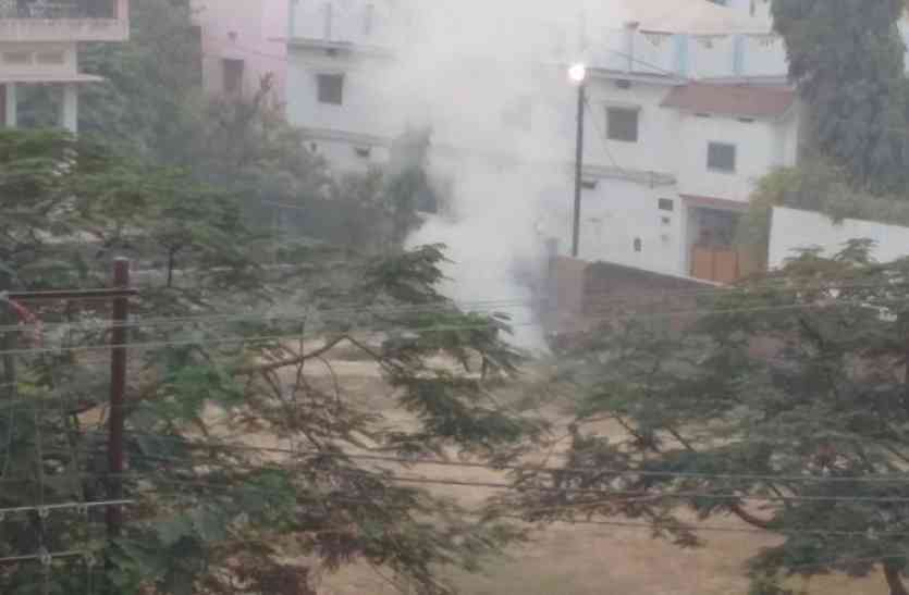 महमनापुर कालोनी पार्क में जलता कूड़ा इन प्रोफेसर साहब ने तो पार्क में ही जला दिया कूड़ा