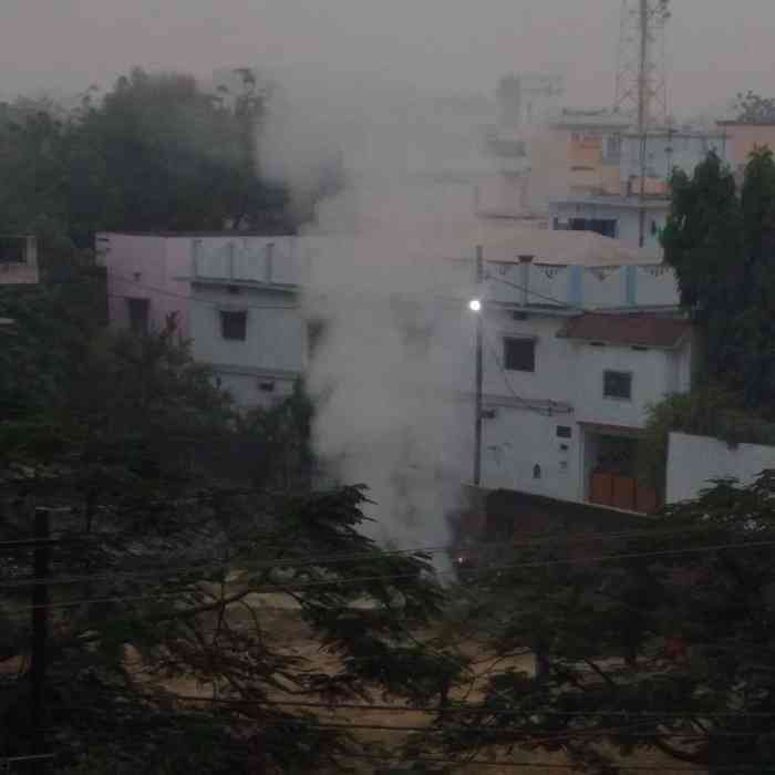 महमनापुर कालोनी पार्क में जलता कूड़ा