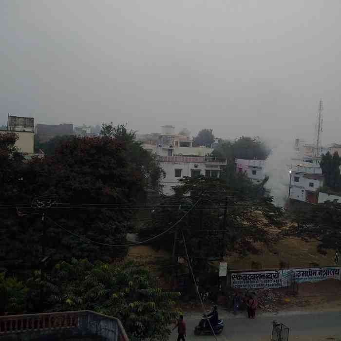 महमनापुर कालोनी पार्क में जलता कूड़ा