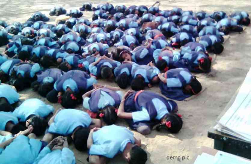 Govt school of chhattisgarh सरपंच की करतूत से ग्रामीणों में भड़का गुस्सा, बोले- बच्चे डर के साए में करते हैं पढ़ाई