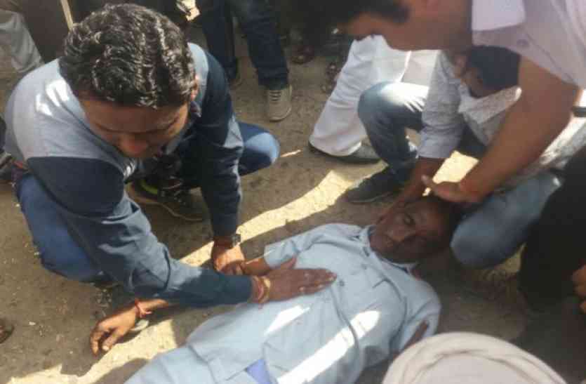 officer became unconscious after seeing the crowd of farmers in mandi,Incident hamal, labour, farmers and traders during strike in agricultural produce market,Farmers ,farmers,MPs farmers,Agricultural Produce Market, mani in Katni district ,MP Government,MP Agriculture Department,Agriculture Minister of M.P.,Agriculture Minister,Gaurishankar Bissen,Union Agriculture Minister,Bhavantar Scheme ,Bhavantar Scheme for Farmers ,Officers in MP Agriculture Department,Employee Harassment ,,famrmers, businessman protest against administrative officer,Officer in MP ,Officer Admit to Hospital after Protest of Former ,Latest News in Hindi ,MP News ,Latest News in MP ,Latest News for MP Government ,Latest News for MP,amazing video in world,amazing video,Amazing Videos exclusive video, shocking news : किसानों की भीड़ देखकर बेहोश हो गए मंडी अधिकारी, पहुंचाया अस्पताल, देखे वीडियो