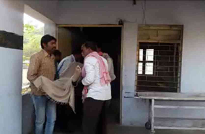 Bundelkhand खेत में खड़ी फसल को मुरझाया देख सदमे में आया किसान और हो गई मौत