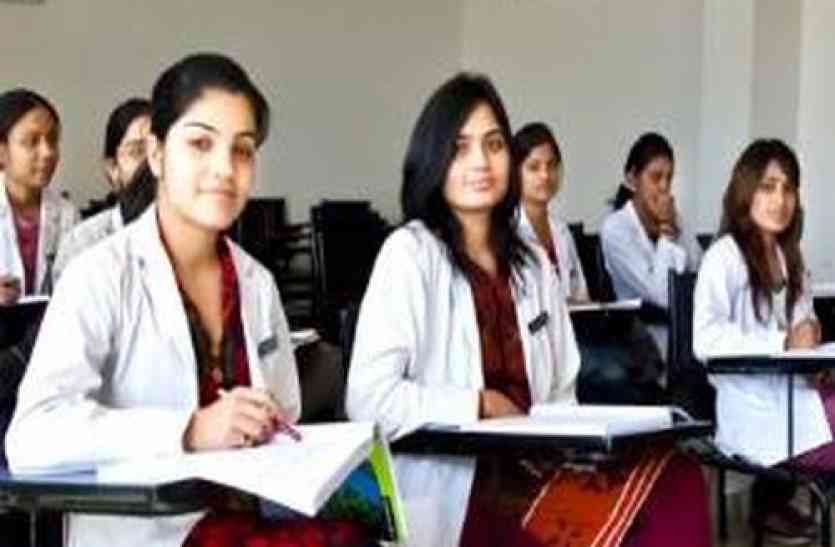 mbbs डॉक्टर्स 5 साल गांव में करेंगे प्रैक्टिस तो पढ़ाई का खर्च उठाएगी सरकार