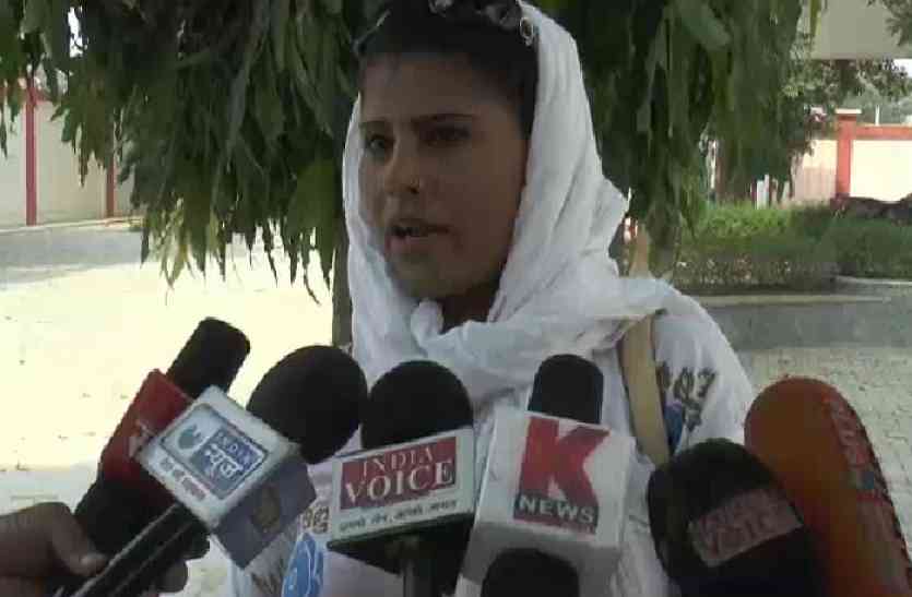 neelam gupta फूलन के बाद नीलम ने बदला चोला, निर्भय की क्वीन ने बुलैट छोड़ बैलेट को थामा