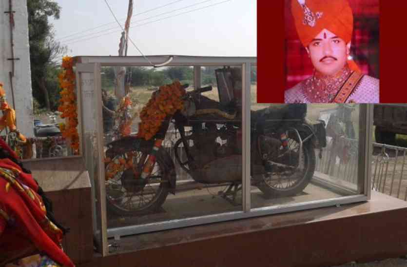 Om Banna राजस्थान का चमत्कारी मंदिर जिसमें बुलेट की हाेती है पूजा, यहां हर वाहन चालक लगाता है धाेक
