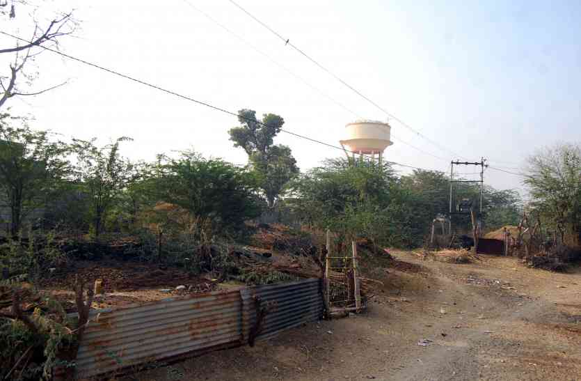 Encroachment on the government land, jaipur news in hindi अधिकारियों ने मूंदी आंखें, अतिक्रमियों ने बीसलपुर परियोजना भूमि पर बनाए बाड़े