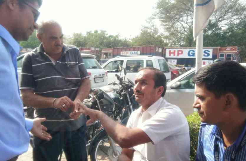 55 liters of diesel filled in 52 liter tank 52 लीटर की टंकी में भर दिया 55 लीटर डीजल