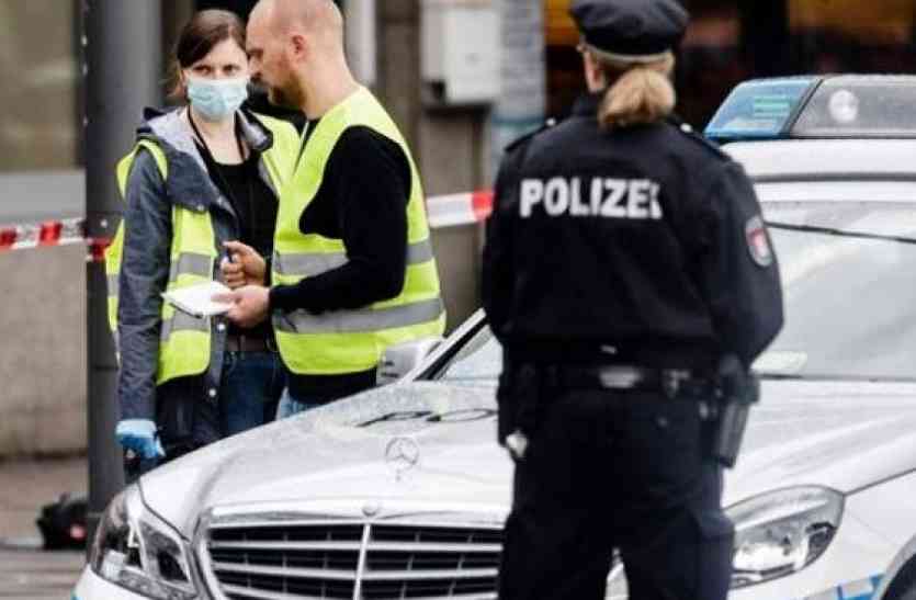 german police pull something strange अंडरवियर में छिपा कर ले जा रहा था इतनी खतरनाक चीज, देखते ही पुलिस के उड़े होश...मच गया हडकंप