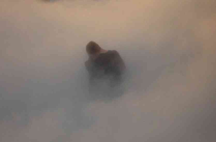 fog in walk धुंध का फायदा उठाकर शख्स अकेली नर्स के साथ करने लगा ऐसा काम