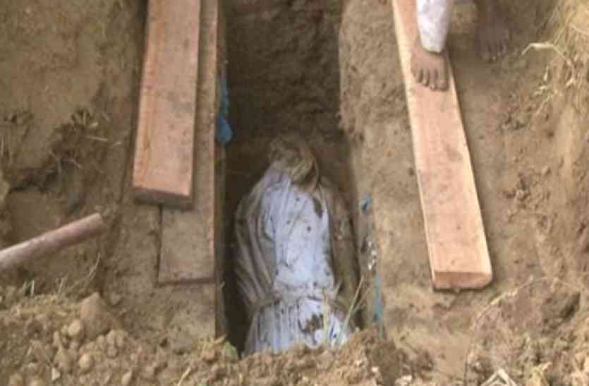 Grave कब्र से शव निकालकर किशोरी का हुआ पोस्टमार्टम