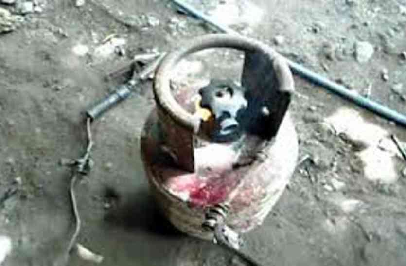cylinder bursts धर्मतल्ला के एक रेस्तरां में सिलेंडर फटने से लगी आग