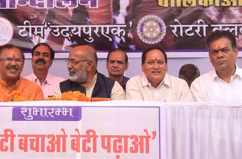 vasudev devnani video : राजस्थान के गृहमंत्री और संंसदीय कार्य मंत्री के बाद सरकार के इस मंत्री ने दिया पदमावती पर ये बयान...