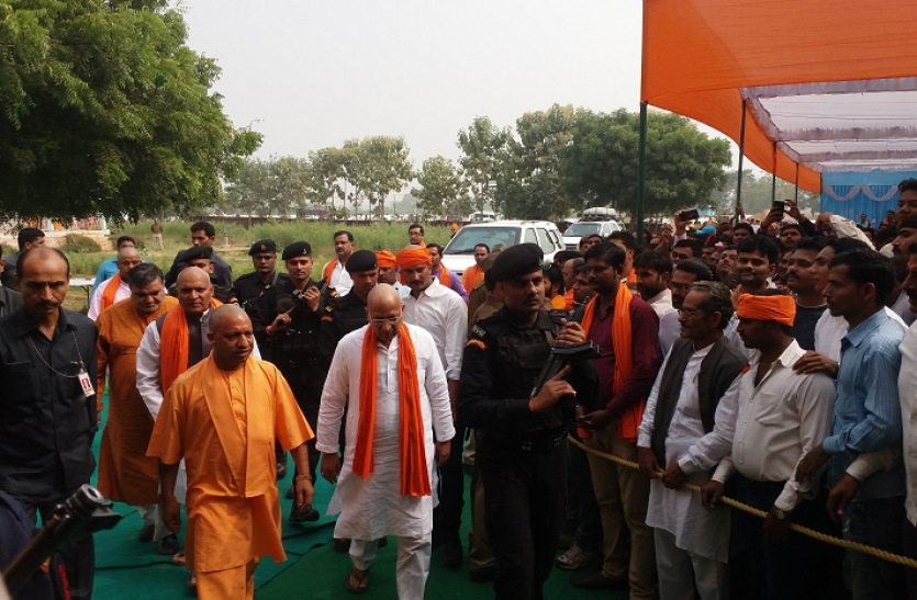 cm yogi मिर्जापुर में सीएम योगी से मिलने पहुंचे 10 जिलों के दिग्गज नेता, बदलेगा सियासी समीकरण