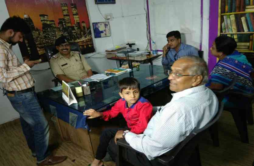 Abducted child Vedant Somani घर के बाहर से किडनैप हुआ था 6 साल का मासूम, पांच दिन बाद पिता के साथ पहुंचा थाने