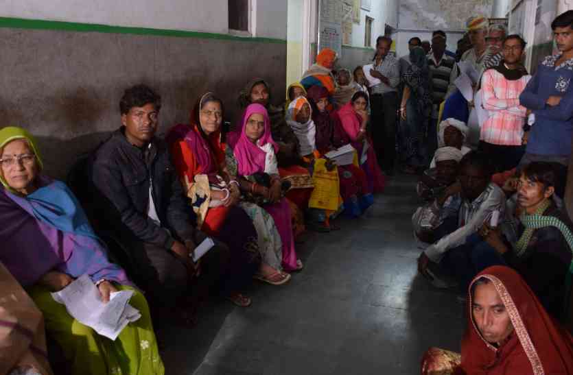 mb hospital Doctors Strike: बेरहम चिकित्सक, बेबस मरीज, पल-पल भारी पड़ रही हड़़ताल