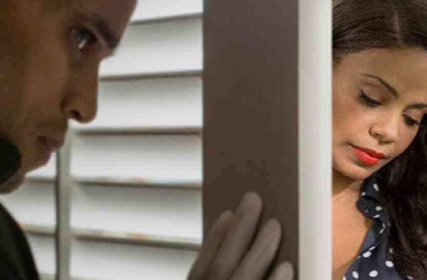 Man in Girl Room युवक ने कहा तू जा अकेले मामी के घर में और... आगे की कहनी है हैरान करने वाली