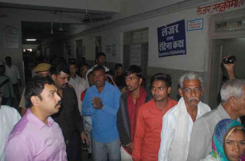 Kota News, Kota Patrika, Patrika News, Rajasthan Patrika, Doctors Strike, Medical System, doctors absconding, Hospital in critical condition, Doctors, Striking, Dabish, Police Proceedings, Arrests, Operations, Resident Doctors, Collector Rohit Gupta, MBS hospital, Government doctor घर खाली, मोबाइल बंद, गिरफ्तारी के डर से भागे डॉक्टर