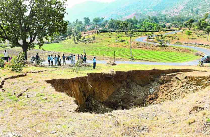 tunnel break at akodada maadari in udaipur लापरवाही उजागर: चार वर्ष में धंसी टनल, बना गड्ढ़ा, करनाली से डामरवाड़ा के बीच सडक़ किनारे टीले पर हुई घटना