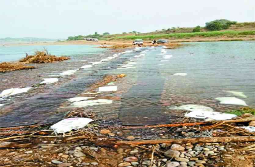 Sand Mafia had made the approach road in the river removed रेत माफिया ने नदी में बना लिया था पहुंच मार्ग, हटाकर नदी में ही बहाया