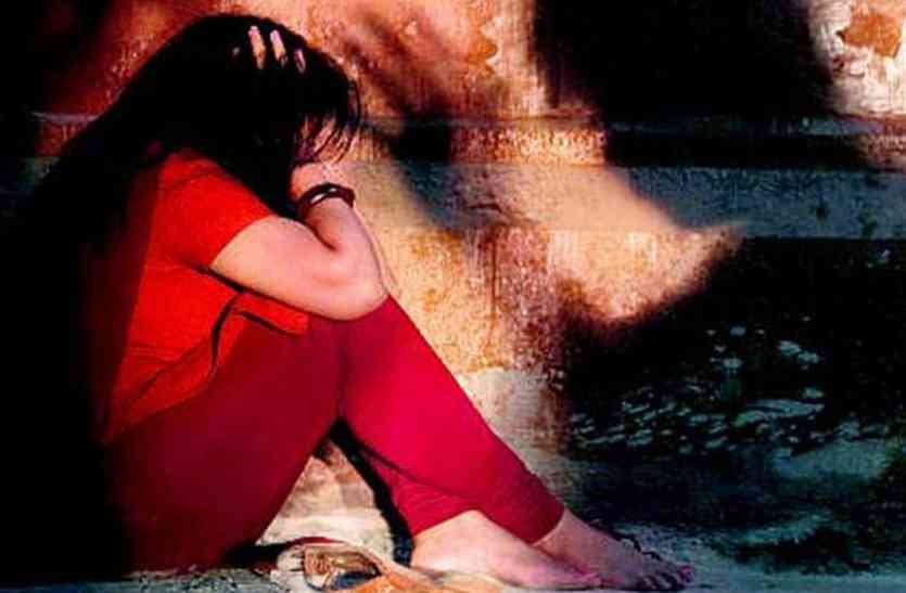 Ask the friends pregnant wife for water make a physical connection दोस्त की गर्भवती पत्नी से पानी मांगकर बोला शारीरिक संबंध बनाने दो, चिल्लाने पर भागा बदमाश