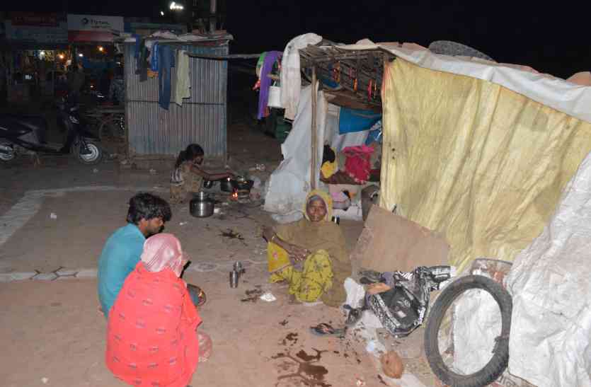 No one can work in this city, not even in the middle of the cit इनका नहीं कोई मकाम, शहर के बीच भी नहीं मिलते हमदर्द