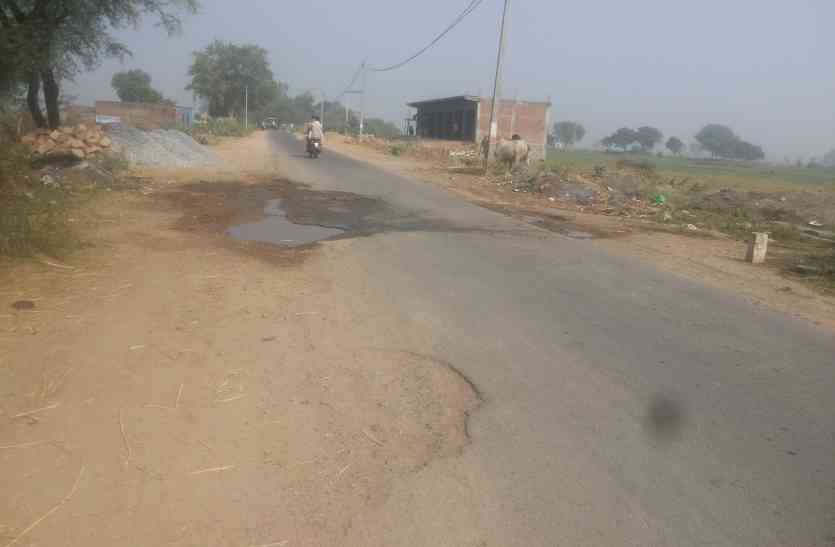 When the road was going on the officers did not monitor now the troubl, news in hindi ,dabra news, mp news जब सड़क बन रही थी तब अफसरों ने नहीं की निगरानी, अब बन रही मुसीबत