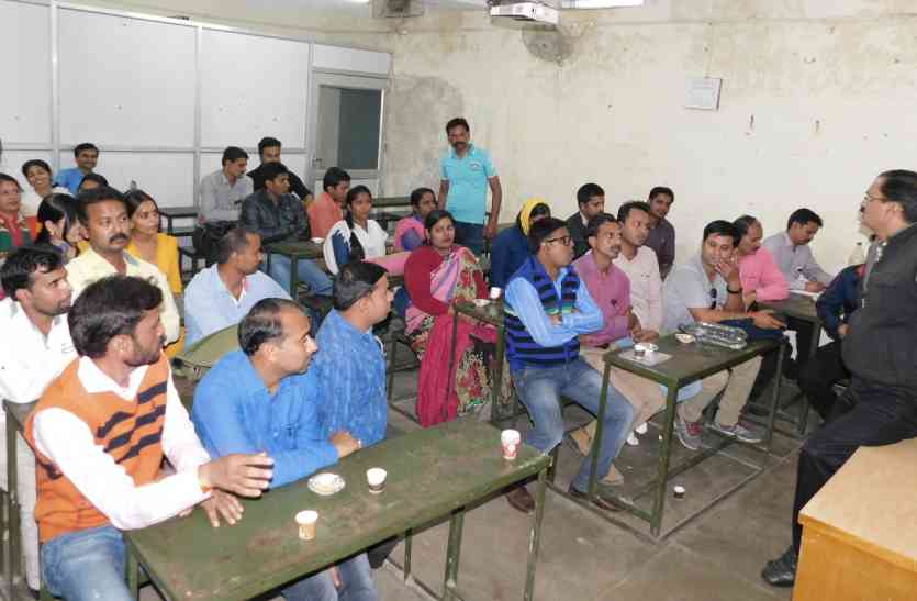 teacher शिक्षकों ने दी सरकार को चेतावनी, कहा तब सिखाएंगे सबक