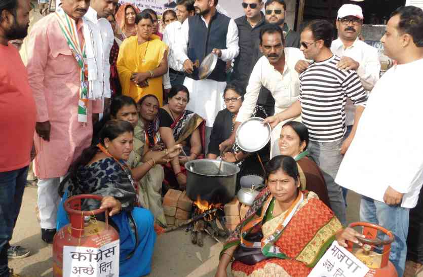 LPG रसोई गैस हुई महंगी तो सड़क पर किया ये हाल