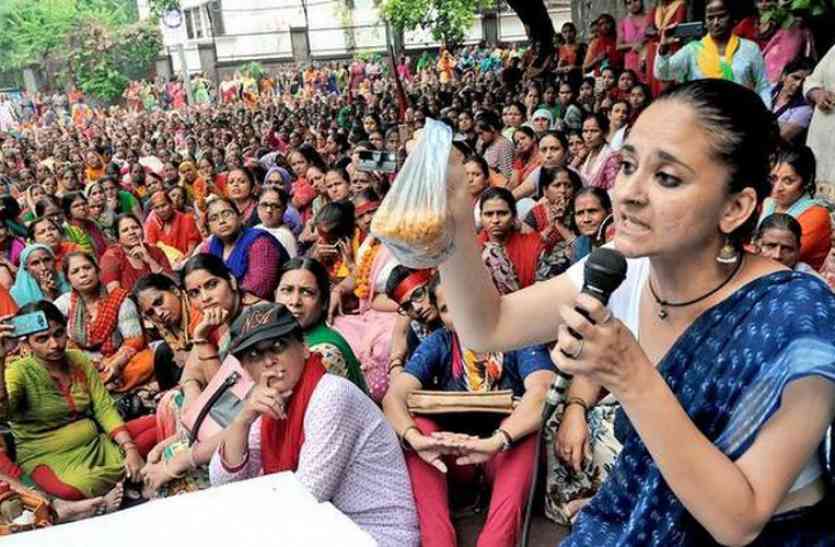 anganwadi workers protest for salary mandey Unnao UP Hindi News आंगनबाड़ी कार्यकत्रियों के इस कदम से हिल गई पूरी सरकार, हो गया बड़ा ऐलान