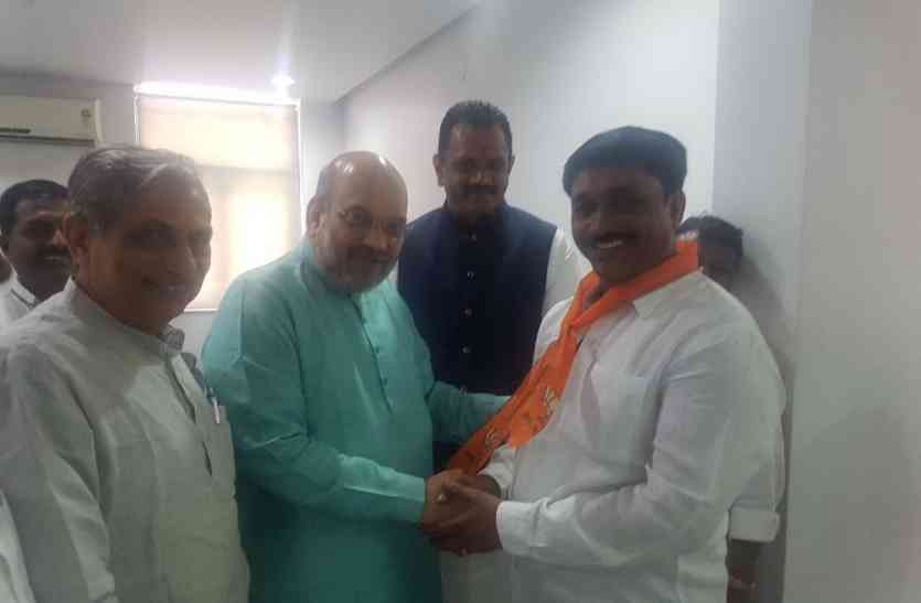 Raju Solanki joined Congress five days ago in BJP पांच दिन पहले कांग्रेस में शामिल राजू सोलंकी अब भाजपा में