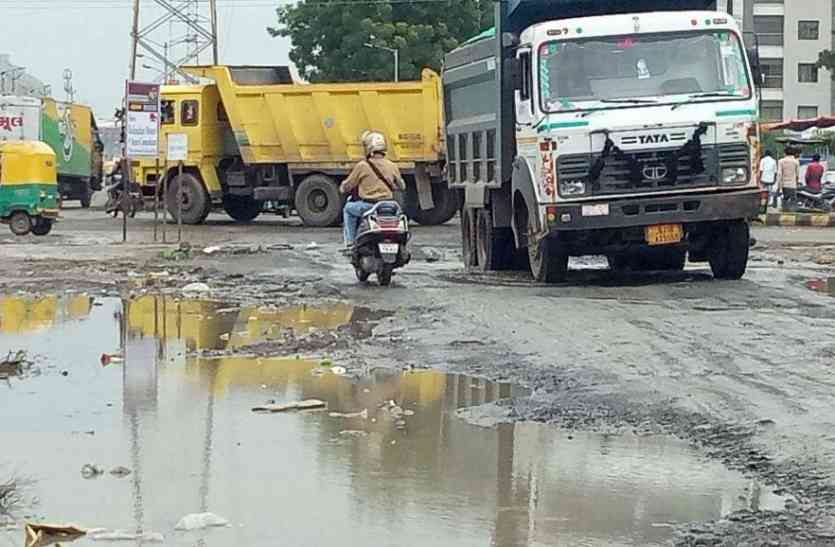 Repairs of roads, submerging reports सडक़ों की मरम्मत, रिसरफेसिंग संबंधी रिपोर्ट पेश करे मनपा