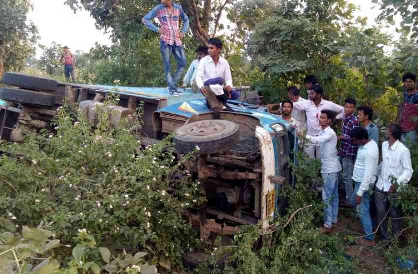 Loading vehicle accident in Sandhwa, 13 wounded, 7 critically 100 की रफ्तार से 5 पलटी खाया वाहन, 13 लोग घायल, 7 की हालत गंभीर