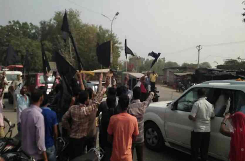 Rajasthan Waqf Board Chairman, Black flag shown to chairman of Rajasthan Waqf Board, Abu Bakar Naqvi, Karni Sena Protest, Protest Against Padmavati film, Padmavati, protest against Sanjay Lila Bhansali, Dipika Padukon, Kota Rajasthan Patrika, Kota Latest News, Kota News in Hindi, Crim News Kota पदमावती के गुस्से का शिकार हुए राजस्थान वक्फ बोर्ड के चेयरमैन