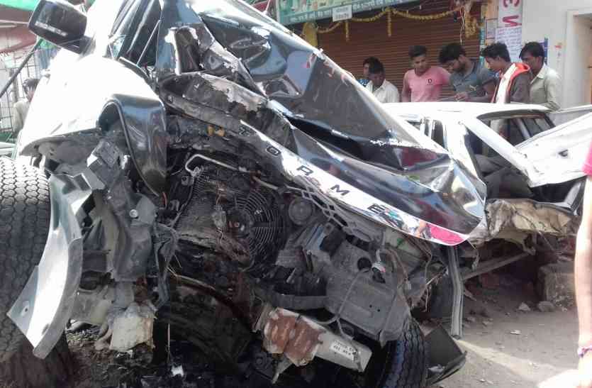 In the Genda Chowk, the car hit the tree at night. पेड़ से टकराई कार, पिचक गया इंजन, तीन गंभीर