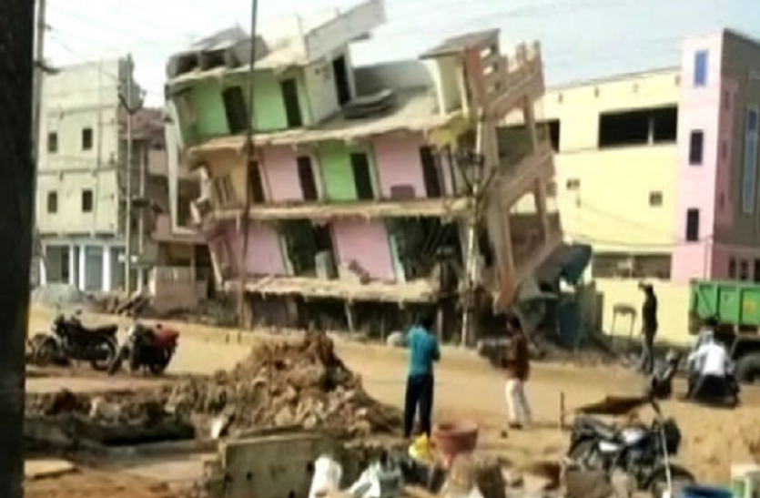 building collapse देखते ही देखते ताश के पत्तों की तरह ढह गई तीन-मंजिला इमारत, देखें वीडियो