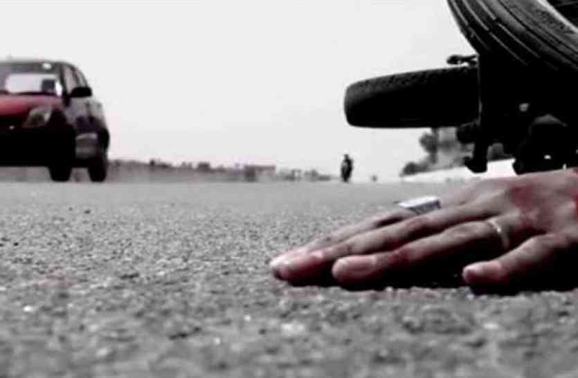 road accident बसपा नेता के वाहन ने बाइक को मारी टक्कर, एक युवक की मौत