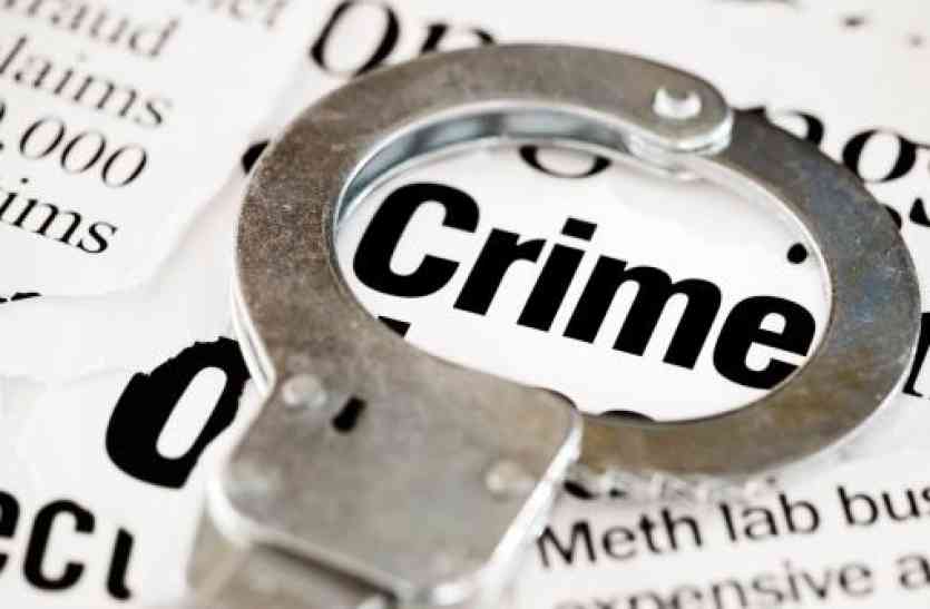 In broad daylight knife robbed the banker at the point in khandwa दिनदहाड़े चाकू की नोंक पर बैंककर्मी से लूट