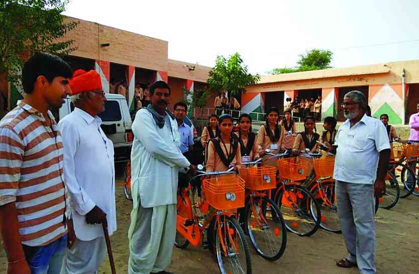 Bicycles distributed to girl students in government schools साइकिलें पाकर खिल उठे बेटियों के चेहरे