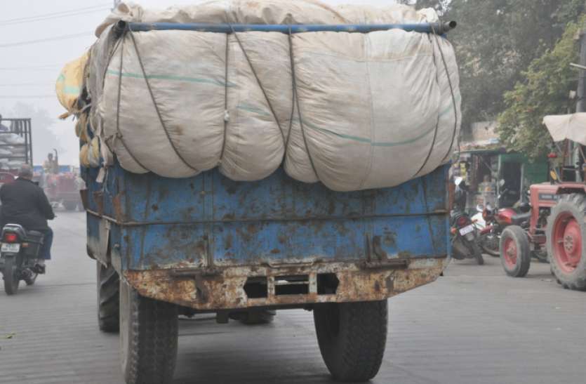 reflector सड़क हादसे कैसे रुकेंगे, रिफ्लेक्टर ही नहीं बांटे?