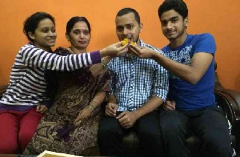 topper rajat with family बिहार के छोटे से गांव से निकल इसरो की परीक्षा के टॉपर बने रजत कुमार-देखें वीडियो