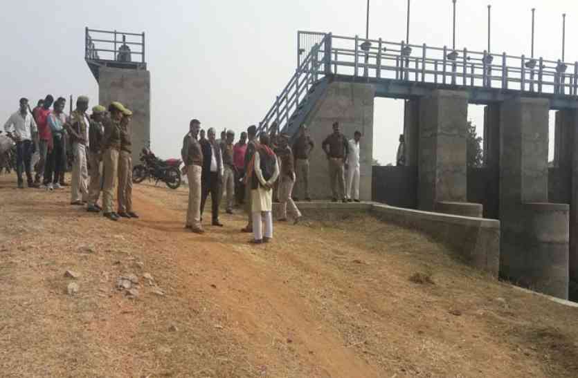 two person drowned in canal in jhansi पुलिस और गोताखोरों ने 49 किलोमीटर तक नहर में की खोज, पर वो नहीं मिले